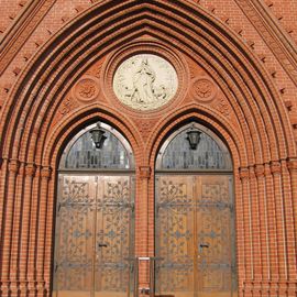 Der schöne Eingang der Kirche mit Doppeltor.