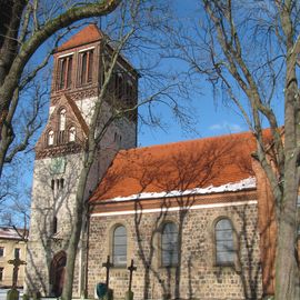 Kirche mit Kirchenschiff.