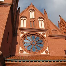 Fensterrosette an der Kirche, nach dem Vorbild der "Schinkelschen Rosetten" erbaut.