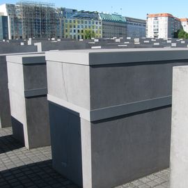 Holocaust-Mahnmal 2014. Stelen mit Stahlummantelungen gegen Betonrisse.