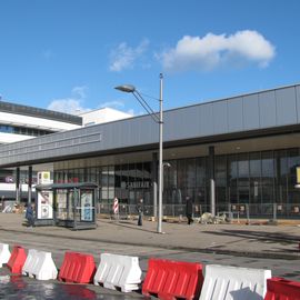 Bahnhofsgebäude mit Gesundbrunnencenter im Hintergrund. 2015.