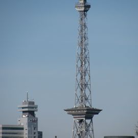 Funkturm Berlin mit dem Gebäude des RBB links. 2014.