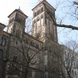 Straßenfront der Kirche dort an der Fehrbelliner Straße.