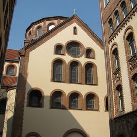 Der Innenhof der Kirchengemeinde mit Kirche und Gemeindegebäuden dort.:)