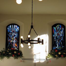 Der Innenraum der Kirche mit den Fenstern und der Nordwand.