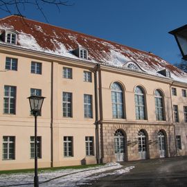 Schloss Schönhausen mit Laternen.