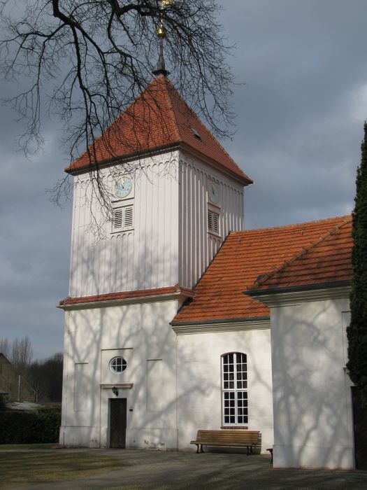 Kirchturm der Dorfkirche.