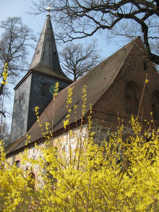 Kirche mit Forsythienblüte.:)