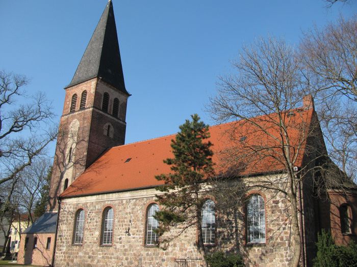 Dorfkirche Berlin-Biesdorf. Sonnige Südseite. Februar 2015.:)