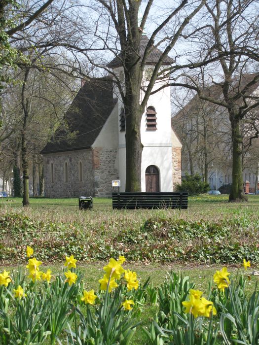 Dorfkirche mit Dorfanger im April 2015.:)