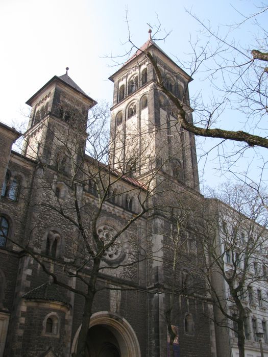 Straßenfront der Kirche dort an der Fehrbelliner Straße.