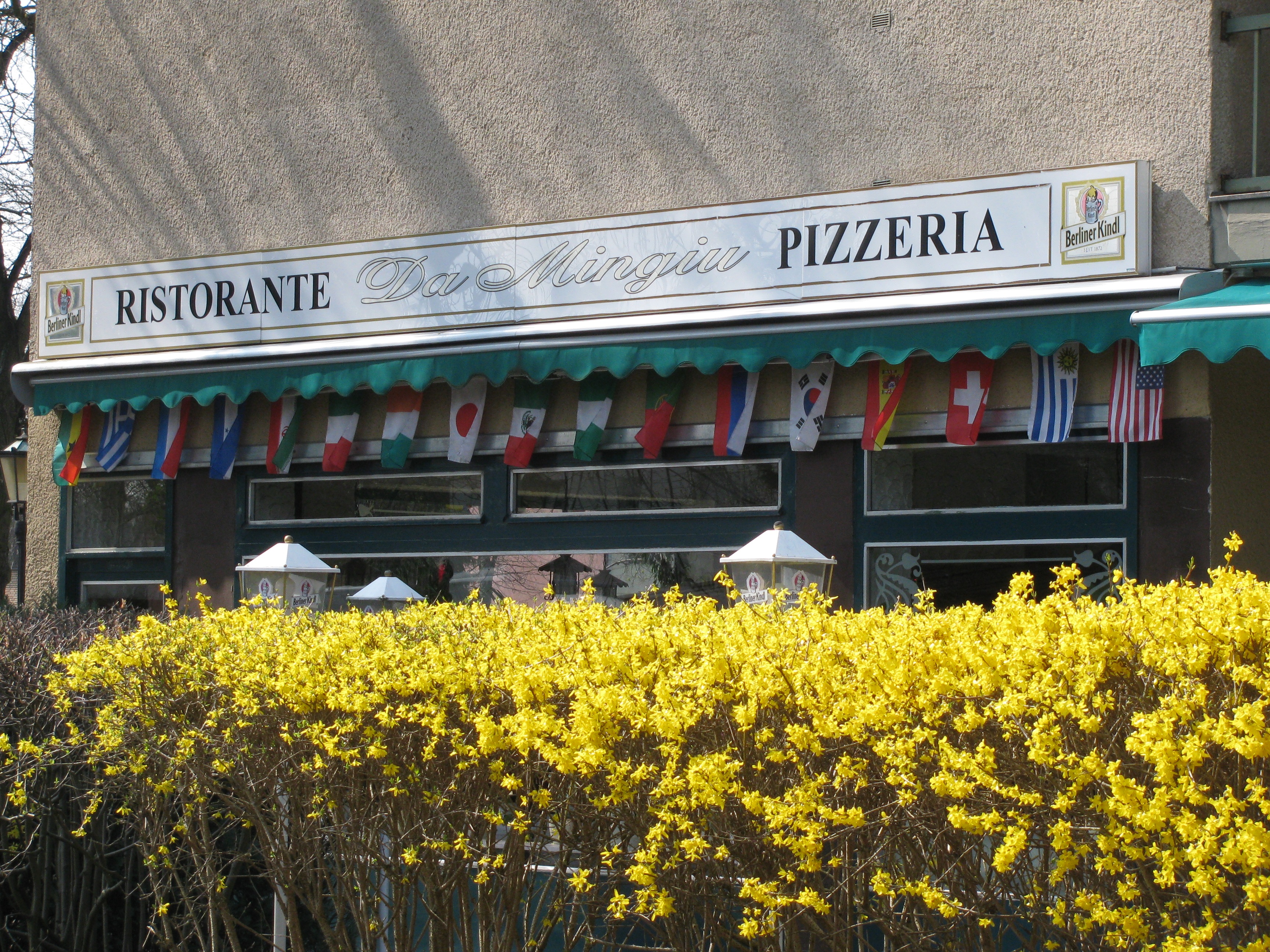 Die Pizzeria im April 2015, direkt in Sichtweite der Dorfkirche Alt-Wittenau!!!! :)