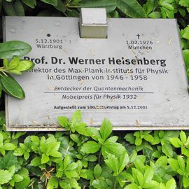 Historischer Stadtfriedhof und Park in G&ouml;ttingen von 1881, Gedenktafel f&uuml;r Prof. Dr. Werner Heisenberg, Nobelpreistr&auml;ger Physik 1932