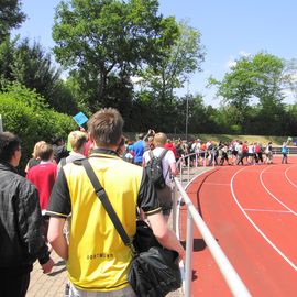 Sportzentrum Schützenstraße - Stadion in Einbeck: Diesjähriges Sportfest der BBS Einbeck, Einmarsch der &apos;Gladiatoren&apos;  zur Siegerehrung!