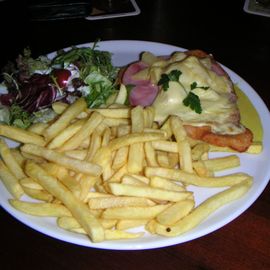 Schnitzel Hawaii mit Pommes