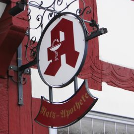 Schild der Rats-Apotheke in Einbeck, Marktplatz 15