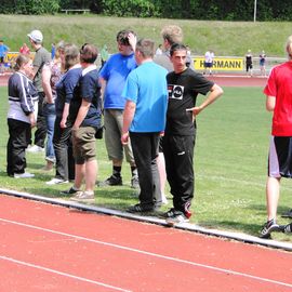 Sportzentrum Schützenstraße - Stadion in Einbeck: Diesjähriges Sportfest der BBS Einbeck, der lange Lauf aller 30 Schülergruppen (Klassen), gespanntes Warten