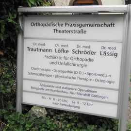 Orthopädische Gemeinschaftspraxis Dr. Trautmann, D. Löfke, Dr. Schröder, Dr. Lässing in der Theaterstr. 16, Außenwerbeschild 