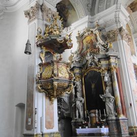 Benediktinerabtei Kloster Metten in der Abteistr. 3, die Predigtkanzel mit dem Seitenaltar