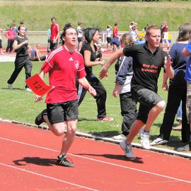 Sportzentrum Schützenstraße - Stadion in Einbeck: Diesjähriges Sportfest der BBS Einbeck, der lange Lauf aller 30 Schülergruppen (Klassen), die ersten Fahnenläufer im Ziel!