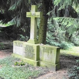 Historischer Stadtfriedhof und Park in Göttingen von 1881, Grabmal derer von Bonwetsch u. Holscher