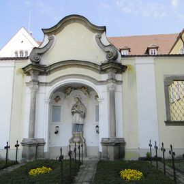 Benediktinerabtei Kloster Metten in der Abteistr. 3, Heiligenkapelle mit Kreuzen davor