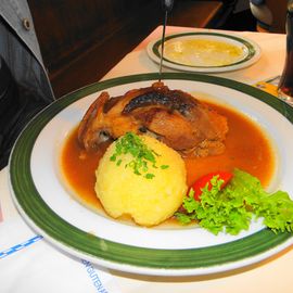 Gasthof / Metzgerei Butz, Kirchplatz 3, halbe Haxe mit Knödel