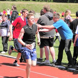 Sportzentrum Schützenstraße - Stadion in Einbeck: Diesjähriges Sportfest der BBS Einbeck, der lange Lauf aller 30 Schülergruppen (Klassen), letzte Runde!