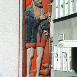 Das gotische Fachwerkhaus &quot;Junkernschänke&quot; von 1451 in der Barfüßer Str. 5, geschnitzer u. bemalter Fachwerkbalken