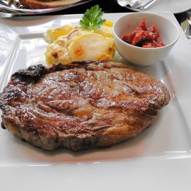 Speiselokal Junkernschänke, RibEye-Steak (a point) mit Kartoffelgratin und BBQ-Souce (30,- €)