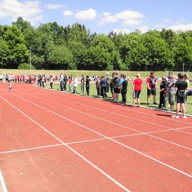 Sportzentrum Schützenstraße - Stadion in Einbeck: Diesjähriges Sportfest der BBS Einbeck, der lange Lauf aller 30 Schülergruppen (Klassen)