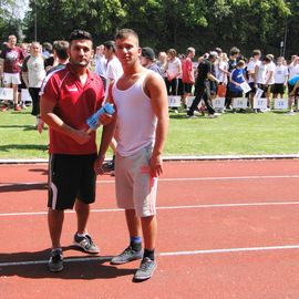 Sportzentrum Schützenstraße - Stadion in Einbeck: Diesjähriges Sportfest der BBS Einbeck, zwei sportliche Schüler
