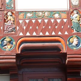 Das gotische Fachwerkhaus &quot;Junkernschänke&quot; von 1451 in der Barfüßer Str. 5, geschnitzer u. bemalter Fachwerkbalken