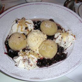 Marillenknödel (Nachspeise)