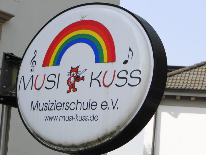 Werbeschild der MUSI-KUSS Musizierschule e.V. im Hainholzweg 3