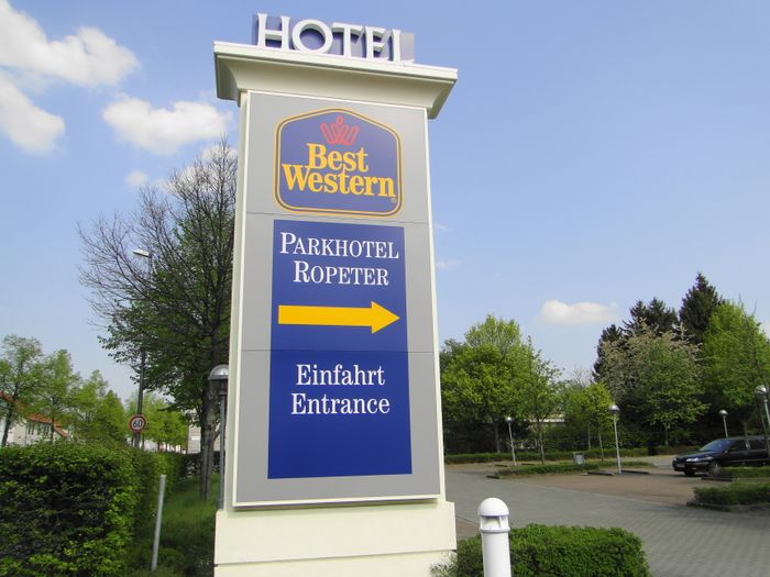 Einfahrtschild des Best Western Parkhotel Ropeter an der Kasseler Landstr. 45