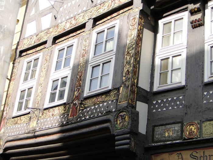 Sehenswürdigkeit Göttingens: Das Schrödersche Haus ein Renaissance-Fachwerk von 1549 in der Weender Str. 62 