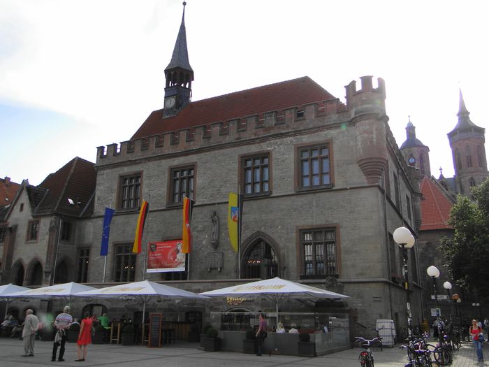 Restaurant  "Bullerjan", ehemals Ratskeller der Stadt Göttingen im Alten Rathaus, Markt 9, der Freisitz unter Schirmen am Marktplatz