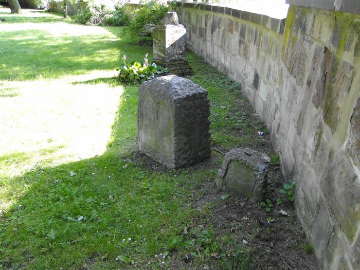 Park historischer Bartholomäusfriedhof in der Weender Landstr. 21, kleine Grabmale (unrestauriert)