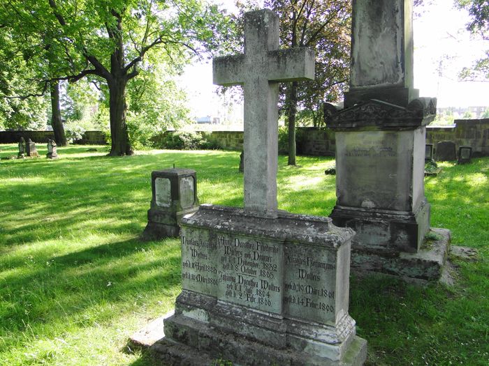 Park historischer Bartholomäusfriedhof in der Weender Landstr. 21, Grabmal derer von Wolters (unrestauriert)