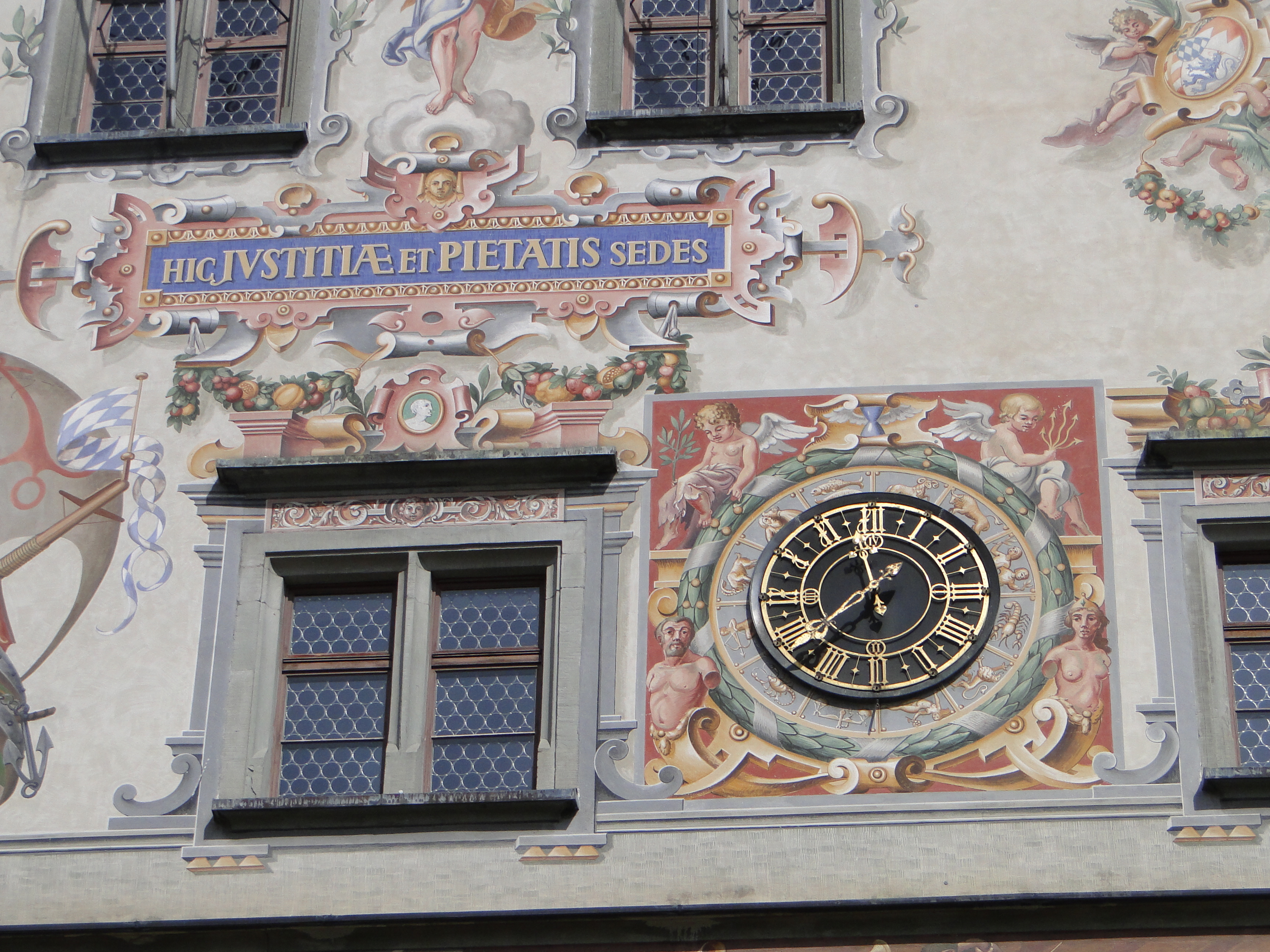 Das alte, historische Rathaus von Lindau am Bodensee am Bismarckplatz 4, mechanische Uhr