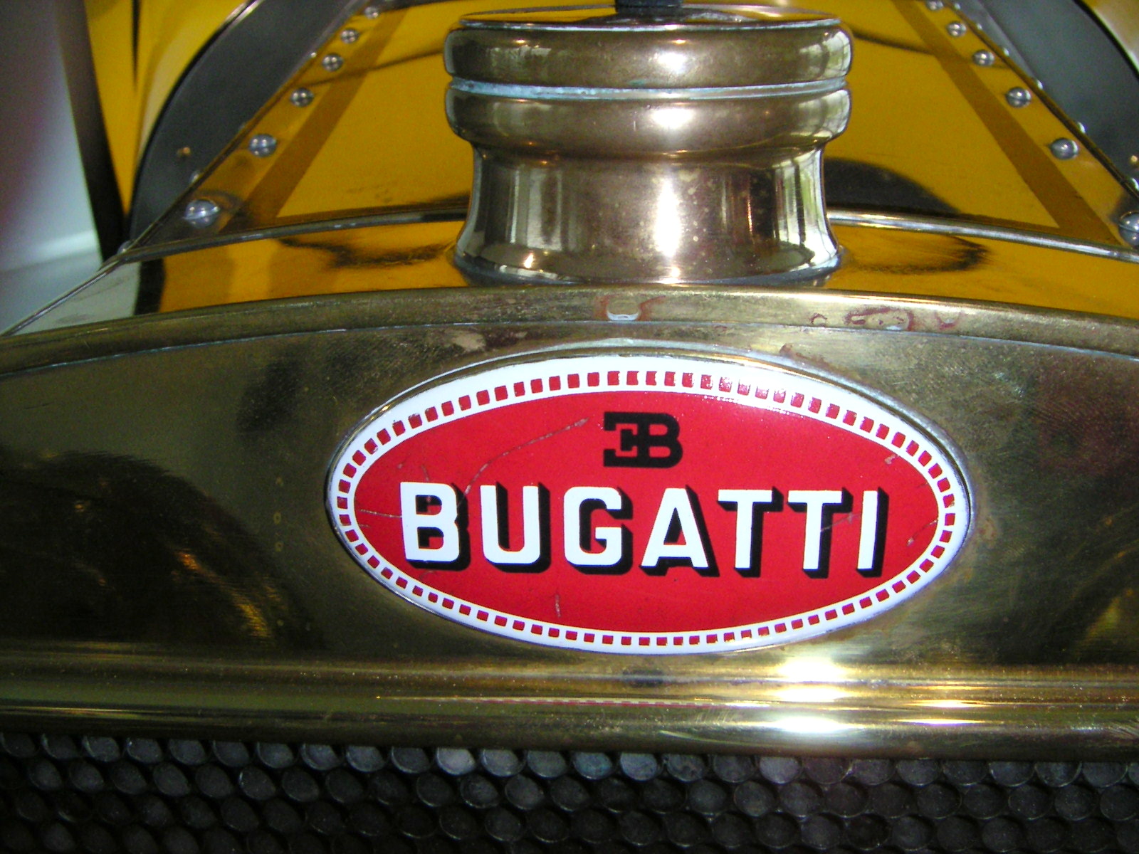 VW Autostadt GmbH in Wolfsburg, Stadtbrücke, Bugatti Emblem