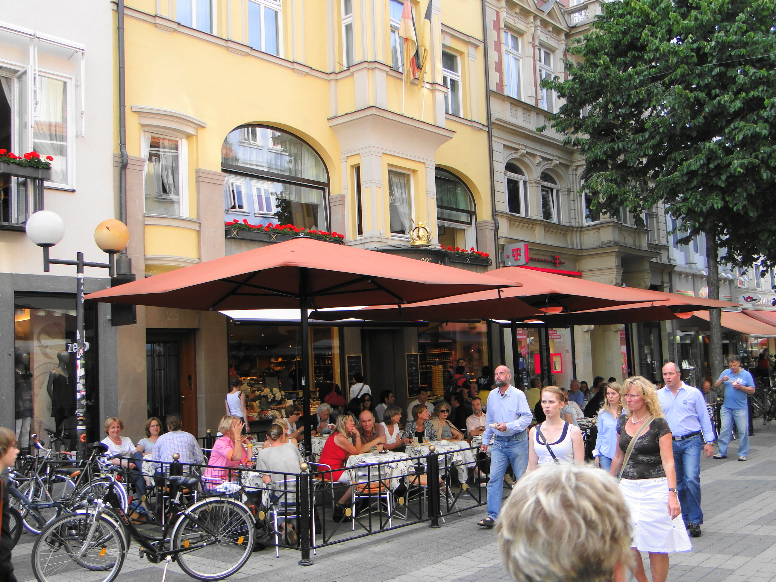 Cron&amp;Lanz Confiserie und Cafe, (alteingesessenes Göttinger Fachgeschäft) auf der Weender Str. 25, Sitz in der Fußgängerzone vor dem Geschäft