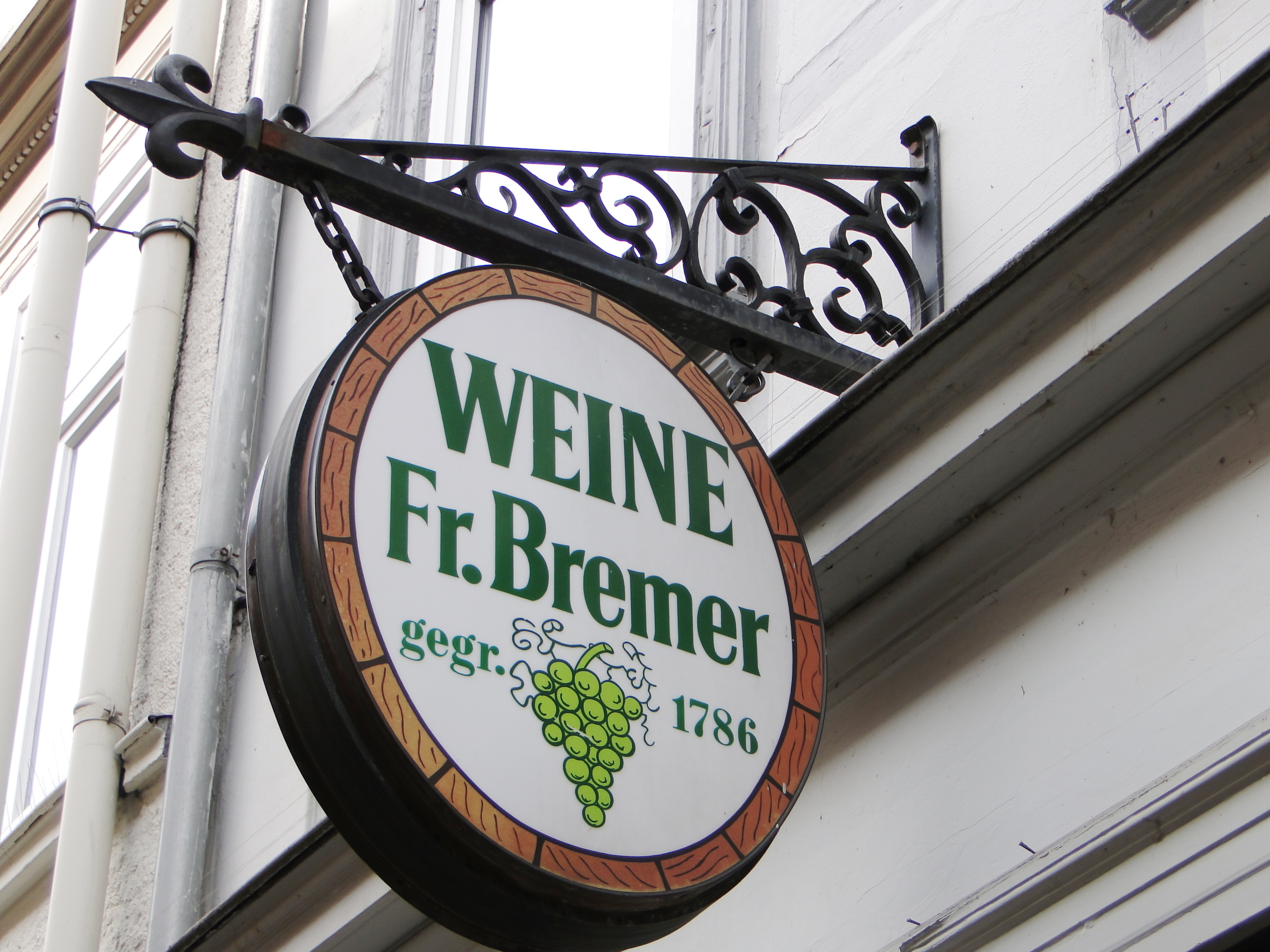 Türschild der Weinhandlung Bremer (alteingesessenes Göttinger Geschäft) in der Barfüßer Str. 10