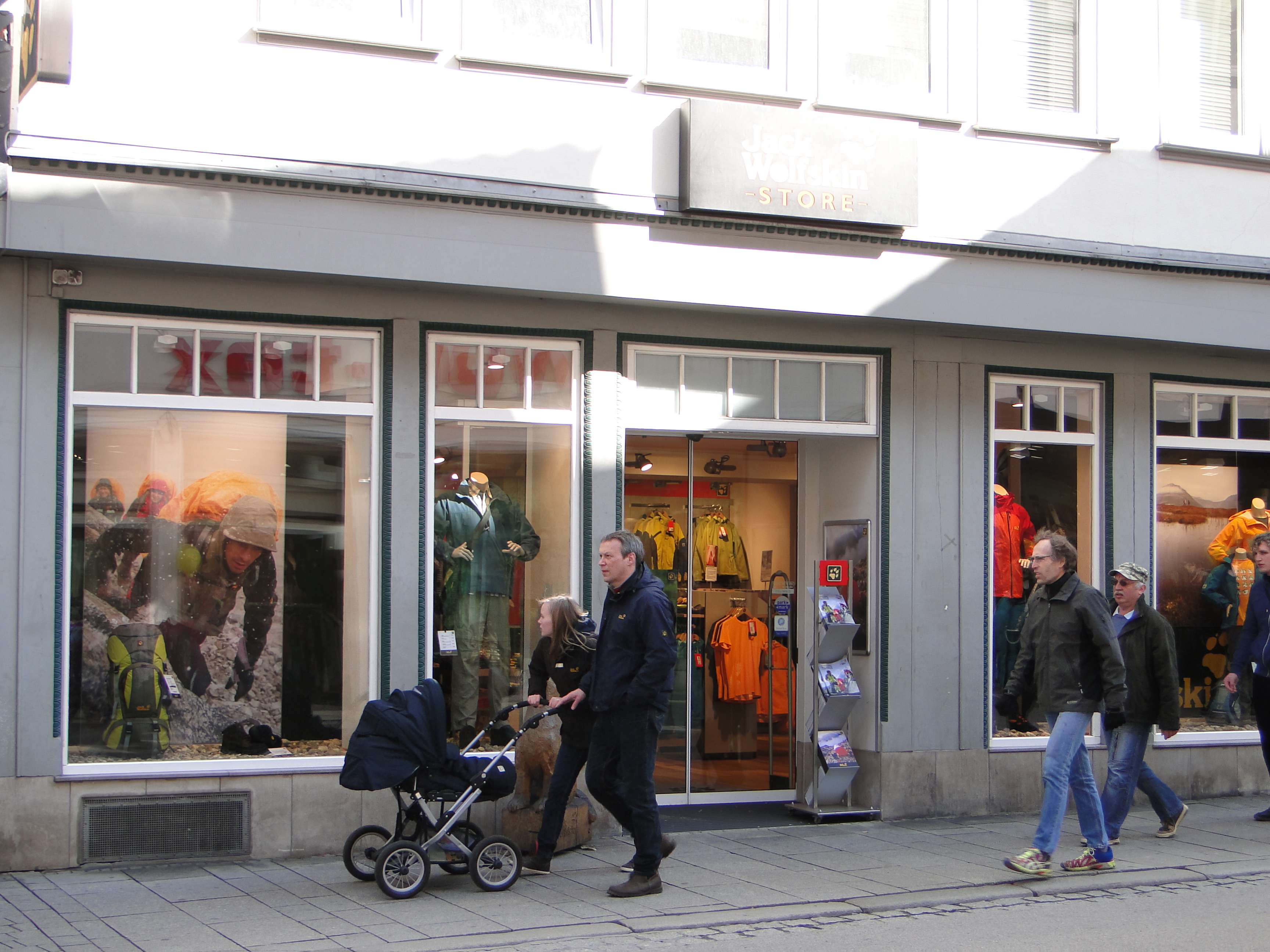 Jack Wolfskin Outdoor-Store in der Langen-Geismar-Str.41 (nach Umbau am 10.03.11 Wiedereroffnung)