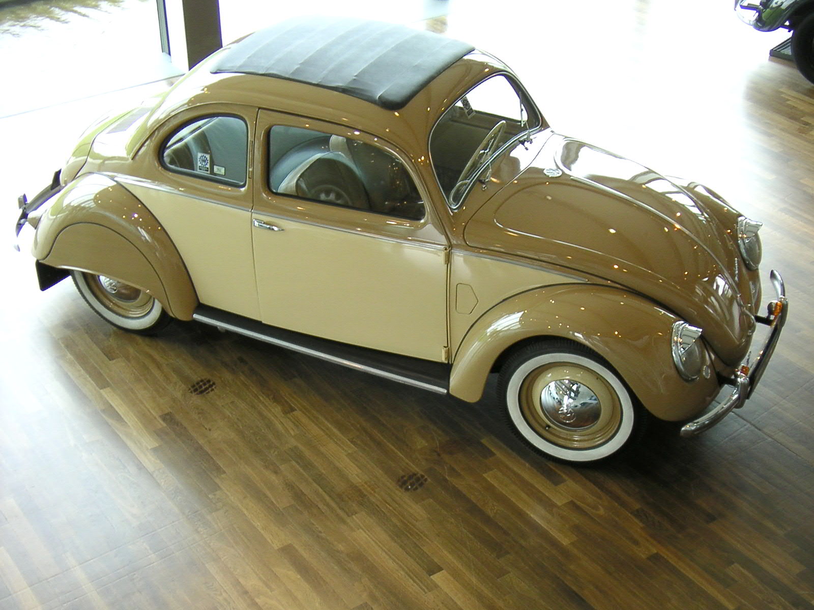 VW Käfer Stufenheck mit Panoramadach in der Autostadt Wolfsburg, Stadtbrücke