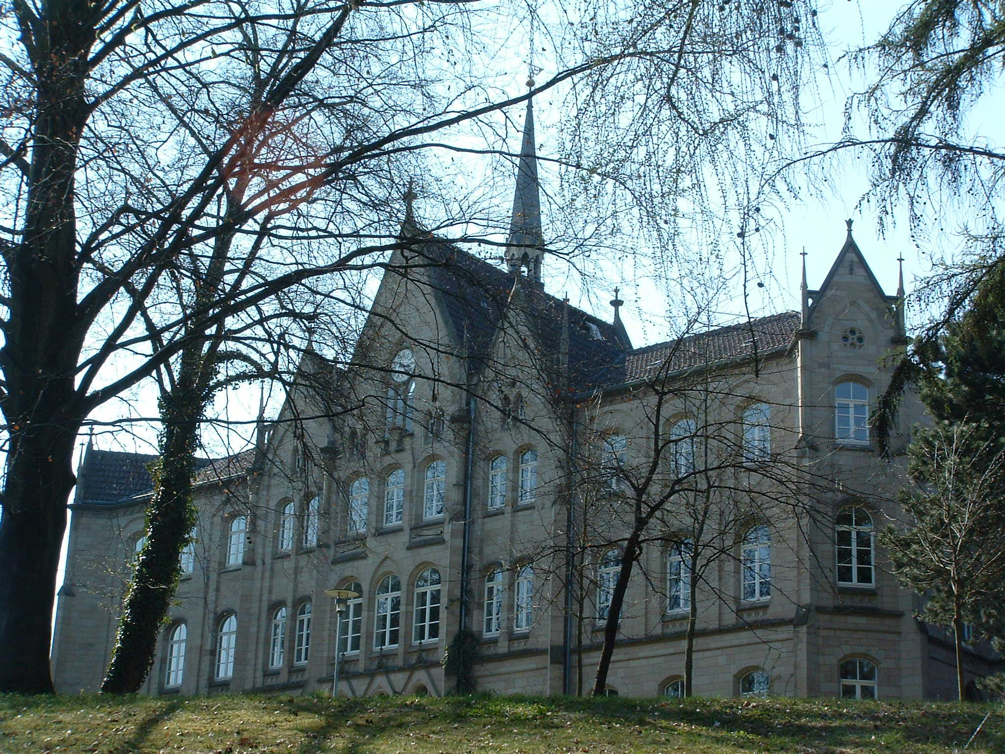 Ehem. Niedersächsisches Landeskrankenhaus (Psychiatrie), jetzt: Asklepios Fachklinikum im Rosdorfer Weg 70, Hauptgebäude