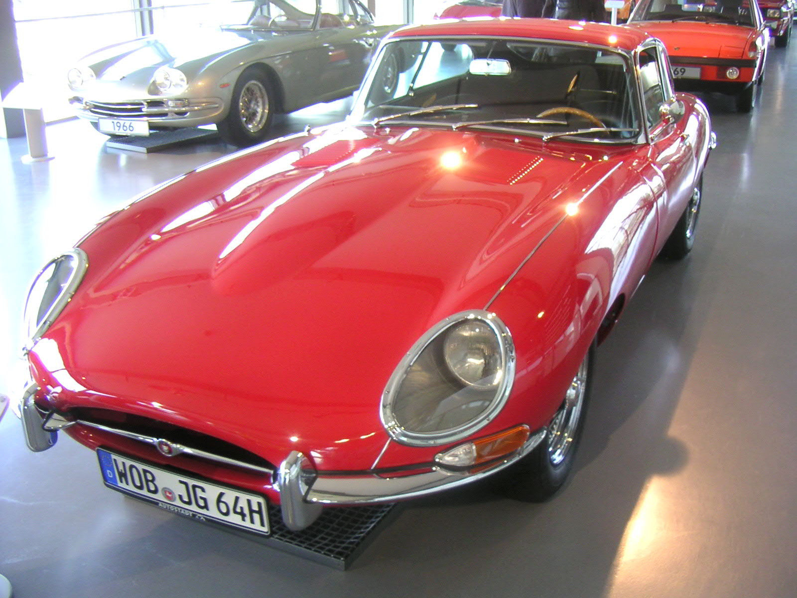 Jaguar E-Type von 1964 in der Autostadt Wolfsburg, Stadtbrücke