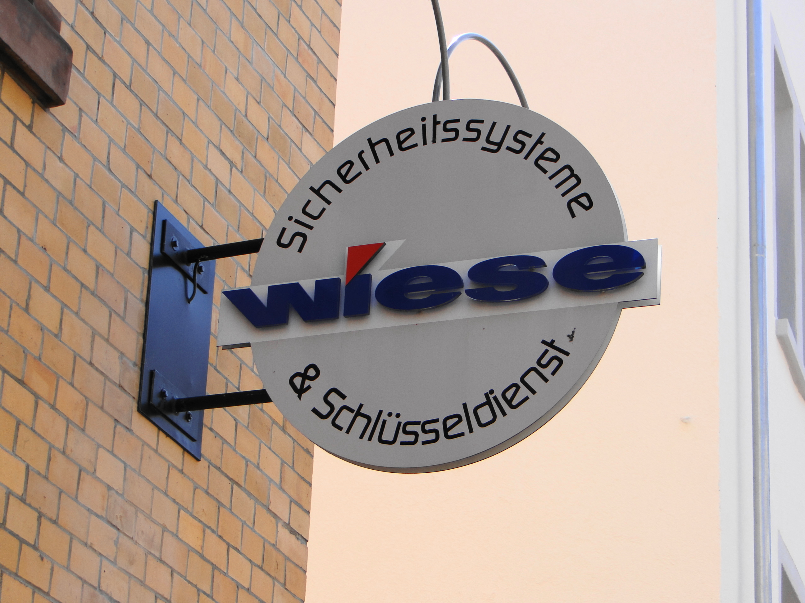 Wiese Schlüssel- u. Sicherheitssysteme GmbH (alteingesessenes Göttinger Fachgeschäft) in der Düsteren Str 12, Außenwerbung