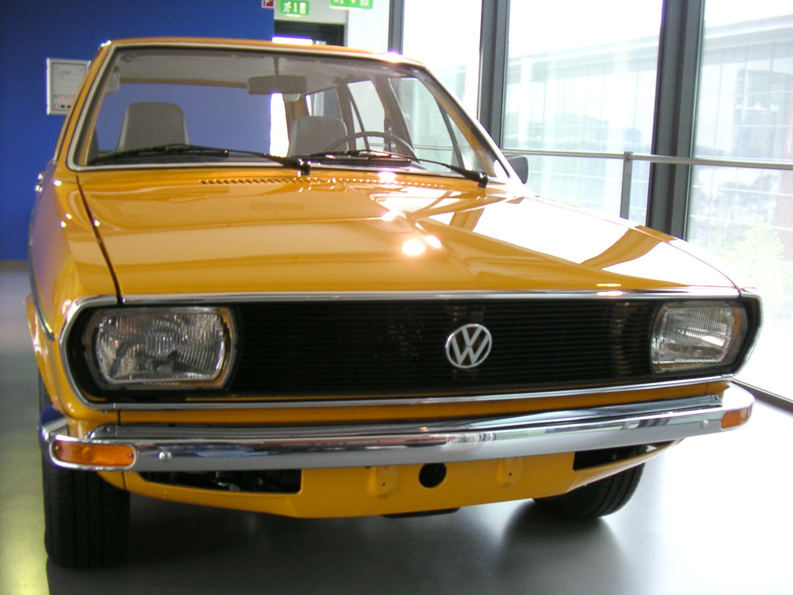 VW Passat L Kombi von 1974 in der Autostadt Wolfsburg, Stadtbrücke